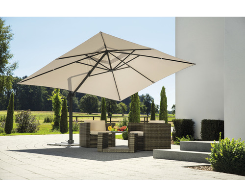 Parasol déporté carré avec salon de jardin en extérieur