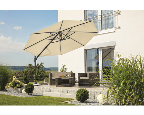 Szene mit einem Gartensitzbereich, einem Sonnenschirm und dekorativen Pflanzen