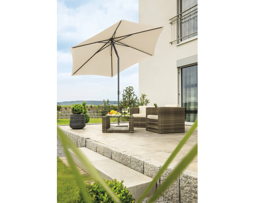 Terrasse mit rechteckigem Sonnenschirm, Rattansitzgruppe und Steintreppe