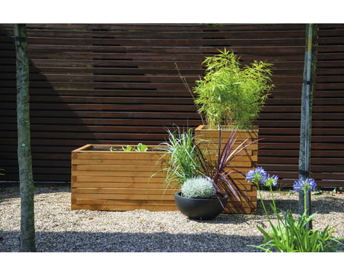 Jardin avec clôture en bois et bacs à plantes en bois