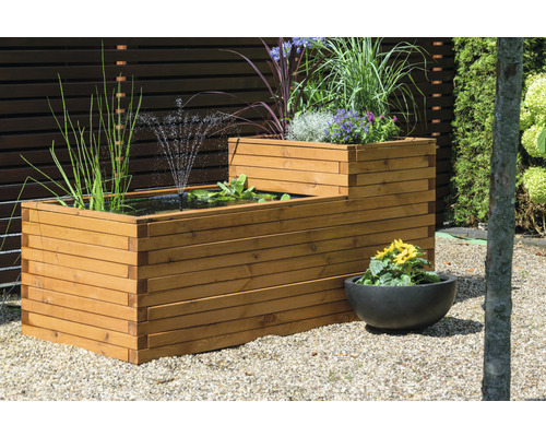 Bassin en bois avec fontaine et plantes pour le jardin