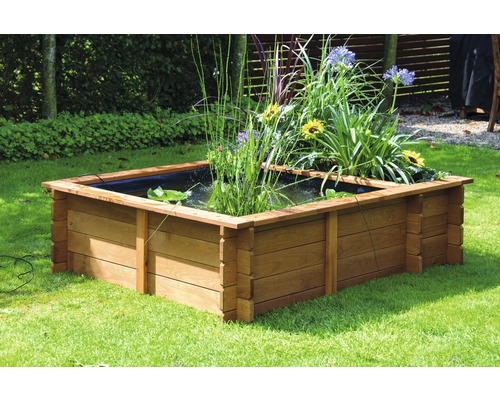 Jardinière surélevée avec plantes dans le jardin