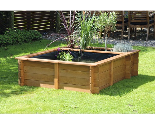 Jardinière carrée en bois avec des plantes sur une pelouse