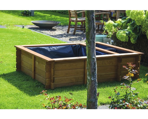 Bassin de jardin carré avec cadre en bois dans le jardin.