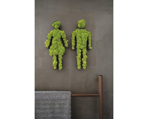 Dekorative Moosfiguren von Mann und Frau an einer Wand