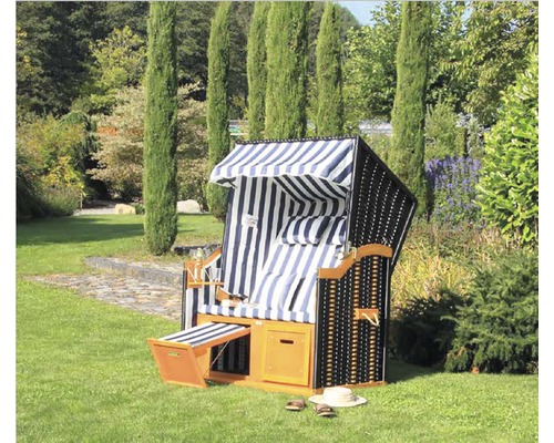 Siège de plage avec revêtement en tissu rayé bleu et blanc dans le jardin