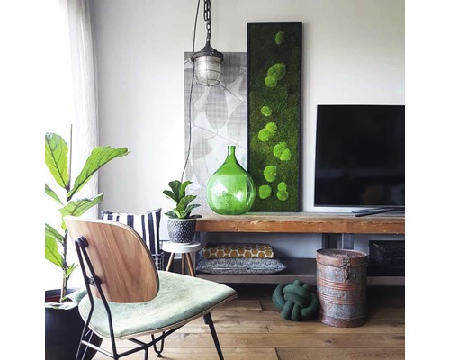 Wohnzimmer mit Holzmöbeln, grüner Dekoration und Zimmerpflanzen für eine natürliche Atmosphäre