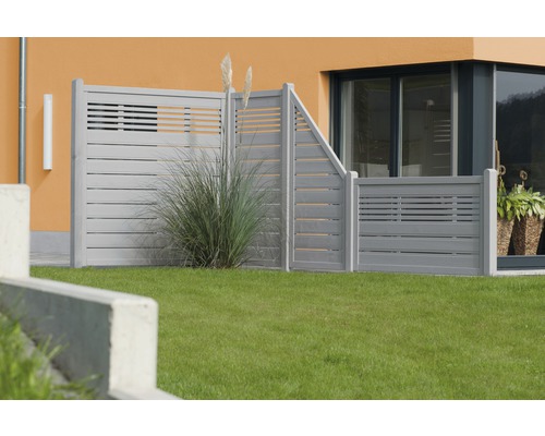 Vue de jardin avec clôture de confidentialité en bois