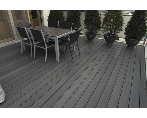 Terrasse avec lames de terrasse, table, chaises et plantes