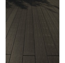 Terrassendielen aus Holz oder Holzverbundwerkstoff bilden eine ebene Fläche.