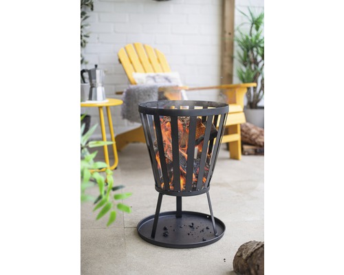 Brasero avec des bûches de bois sur une terrasse