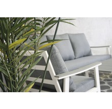 Gartensitzgruppe mit grauen Kissen und Bambuspflanze