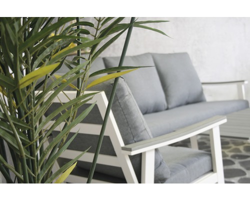 Gartensitzgruppe mit grauen Kissen und Bambuspflanze