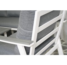 Detailansicht einer weißen Gartenlounge mit grauen Polstern und Armlehnen