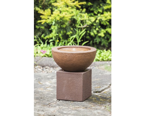 Fontaine de jardin en pierre avec bassin rond sur socle carré