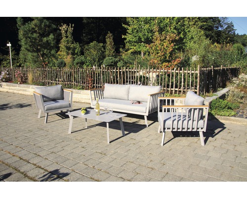 Gartenmöbelset mit Sofa, zwei Sesseln und einem Tisch auf einer Terrasse