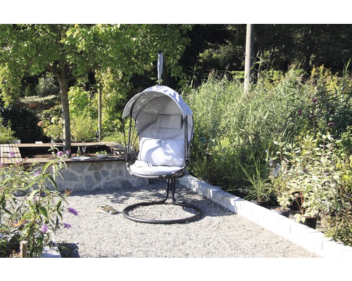 Hängesessel mit Überdachung im Garten