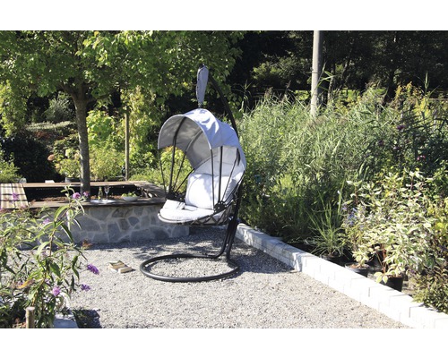 Hängesessel mit Sonnendach im Garten