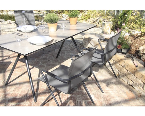 Table de jardin avec chaises sur une terrasse