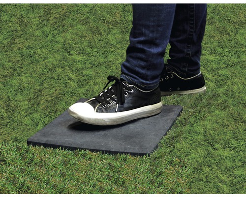 Personne debout sur une dalle de gazon dans l''herbe