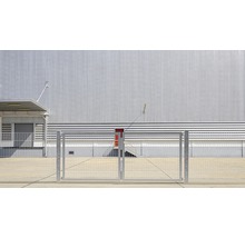 Industriegebäude mit Metallfassade und Zaun
