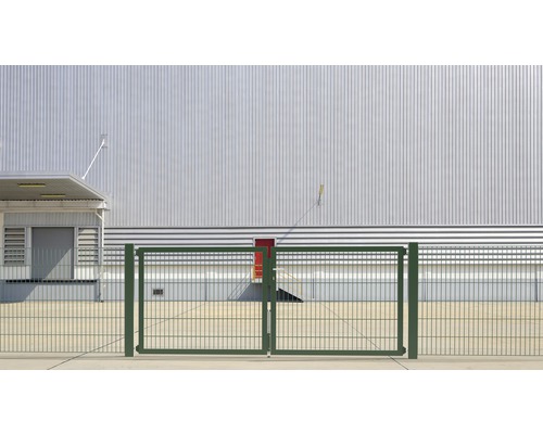 Portail double devant un bâtiment industriel