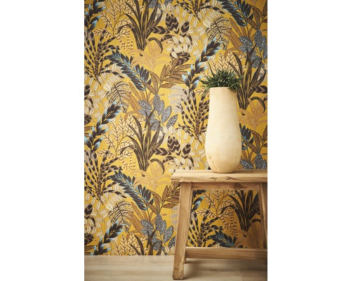 Gelbe Tapete mit Dschungelmotiven und hölzerner Dekoration auf Holzhocker