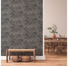 Intérieur avec papier peint à motifs et parquet