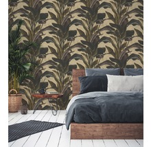 Schlafzimmer mit einer Wandtapete mit Pflanzenmuster, einem Holzbett und einem Nachttisch mit Zimmerpflanze.