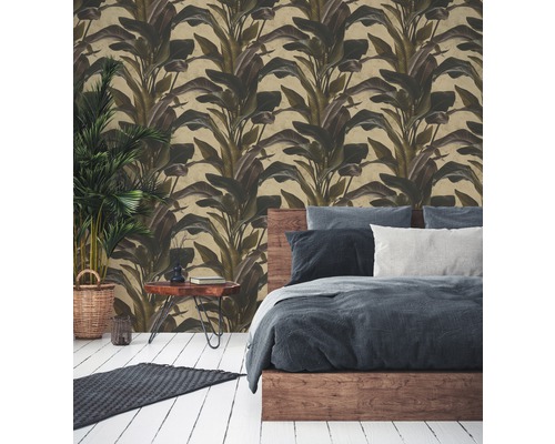 Chambre avec un revêtement mural à motif végétal, un lit en bois et une table de chevet avec une plante d''intérieur.