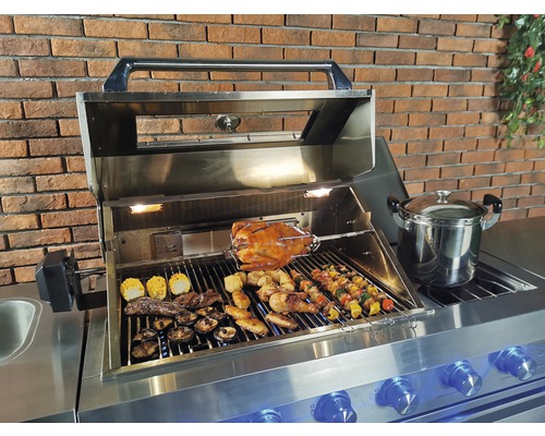 Edelstahlgrill mit Geflügel, Mais, Fleisch, Gemüse und Schaschlikspießen