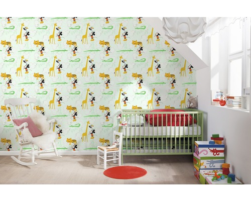 Kinderzimmer mit Tapete mit Dschungelmotiven, darunter Giraffen, Krokodile, Tiger und Micky Maus