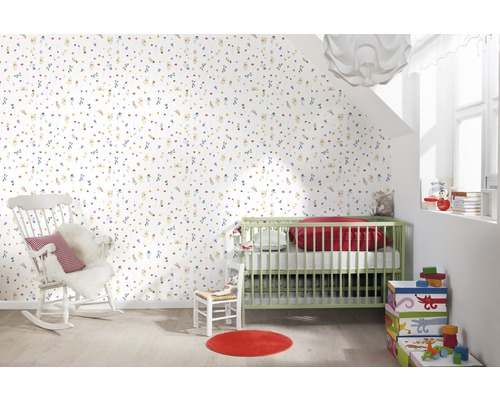 Babyzimmer mit gemusterter Tapete, Wiege und Schaukelstuhl