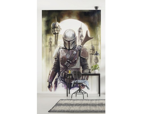 Pièce avec un papier peint photo avec un motif de guerrier, un bureau et une chaise.