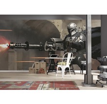 Dekoratives Zimmer mit Star Wars Mandalorian Wandbild hinter einem Schreibtisch.