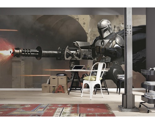 Dekoratives Zimmer mit Star Wars Mandalorian Wandbild hinter einem Schreibtisch.