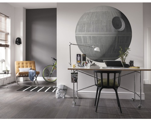 Bureau moderne avec bureau, chaise et fresque murale sur le thème de l''espace