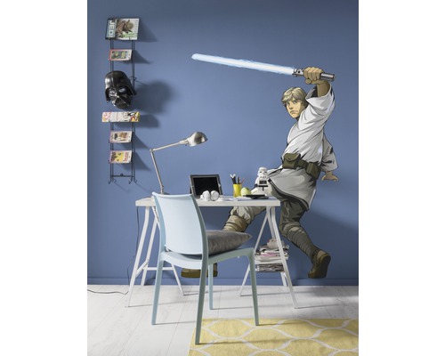 Chambre de jeunes avec bureau, chaise, étagère et sticker mural Star Wars