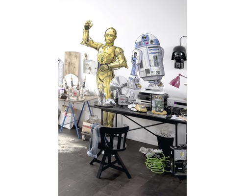 Atelier avec figurines décoratives Star Wars C-3PO et R2-D2 sur un bureau