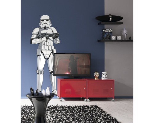 Salon moderne avec décorations Star Wars : sticker mural Stormtrooper, meuble TV rouge et tapis noir