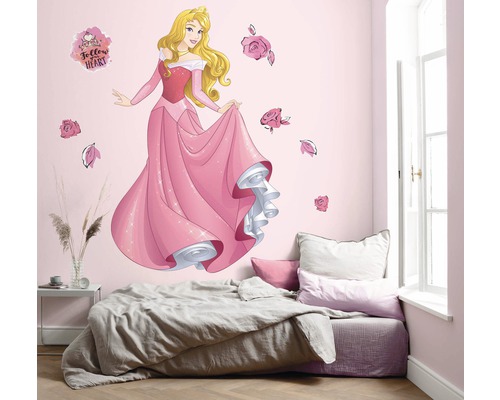 Chambre de fille avec sticker mural Princesse Aurore, roses et inscription