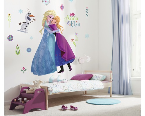 Kinderzimmer mit Wandtattoos von Anna und Elsa aus Die Eiskönigin