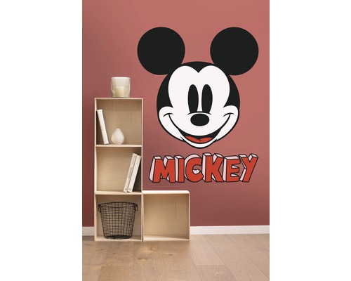 Sticker mural Mickey Mouse à côté d''une étagère en bois