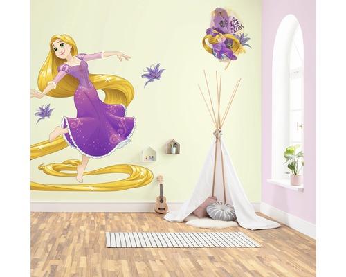 Kinderzimmer mit Wandtattoos von Rapunzel, Spielzelt und Dekoration