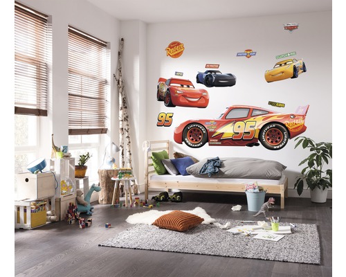 Chambre d''enfant avec stickers muraux Cars, lit et jouets