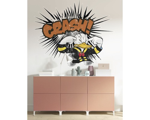 Décoration murale avec motif de Donald Duck au-dessus d''un buffet.