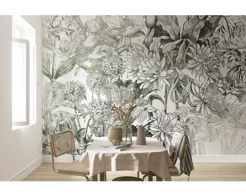 Salle à manger avec papier peint à fleurs, table et chaises