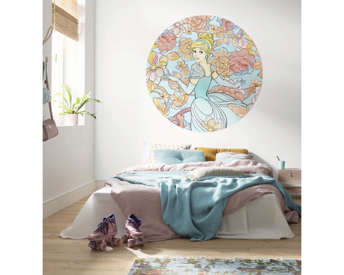 Helles Schlafzimmer mit Wandtattoo von Cinderella und Blumenmuster über einem Bett.