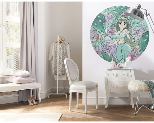 Dekoratives Zimmer mit Wandtattoo, Kommode und Sitzgelegenheiten.