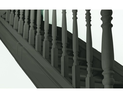 Detailansicht eines Treppengeländers mit gedrechselten Spindeln.